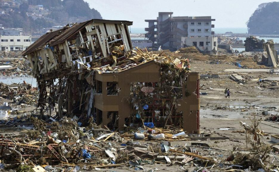 神户大地震有多恐怖? 仅15秒, 高架桥被连根拔起, 50万日本人殒命!