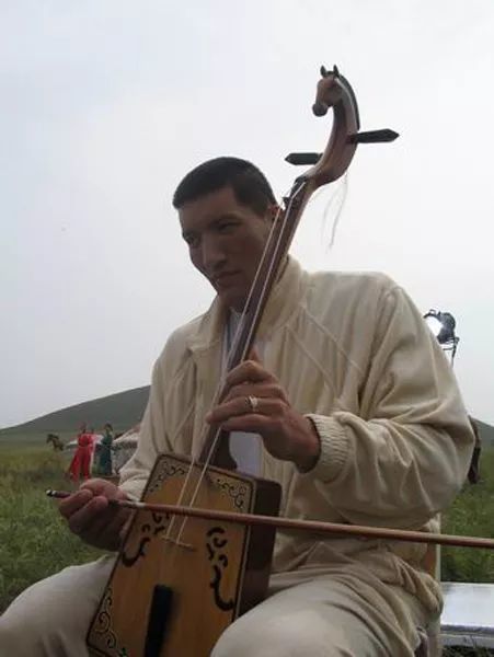 巴特尔在草原拉马头琴