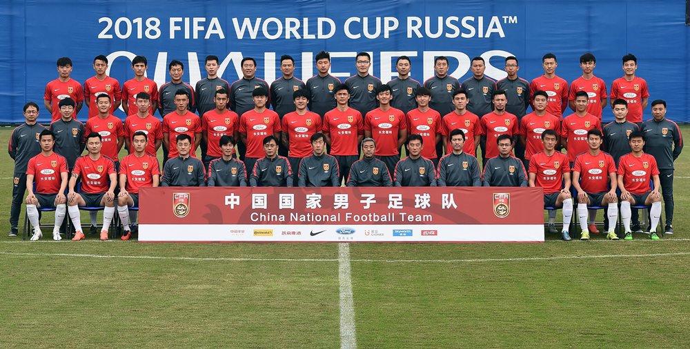 赛前,新任主帅高洪波率领众弟子拍摄了新一期的国足全家福.