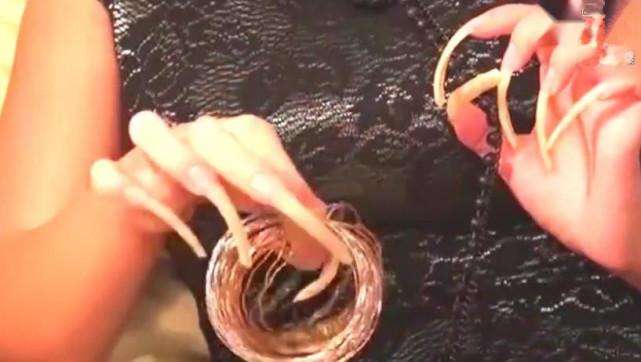 17歲女孩6年不剪指甲, 成績一落千丈, 卻仍癡迷美甲