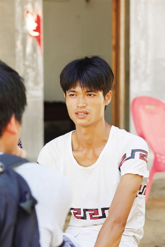 三亚24岁小伙李鸿民悉心照料4名重病亲人