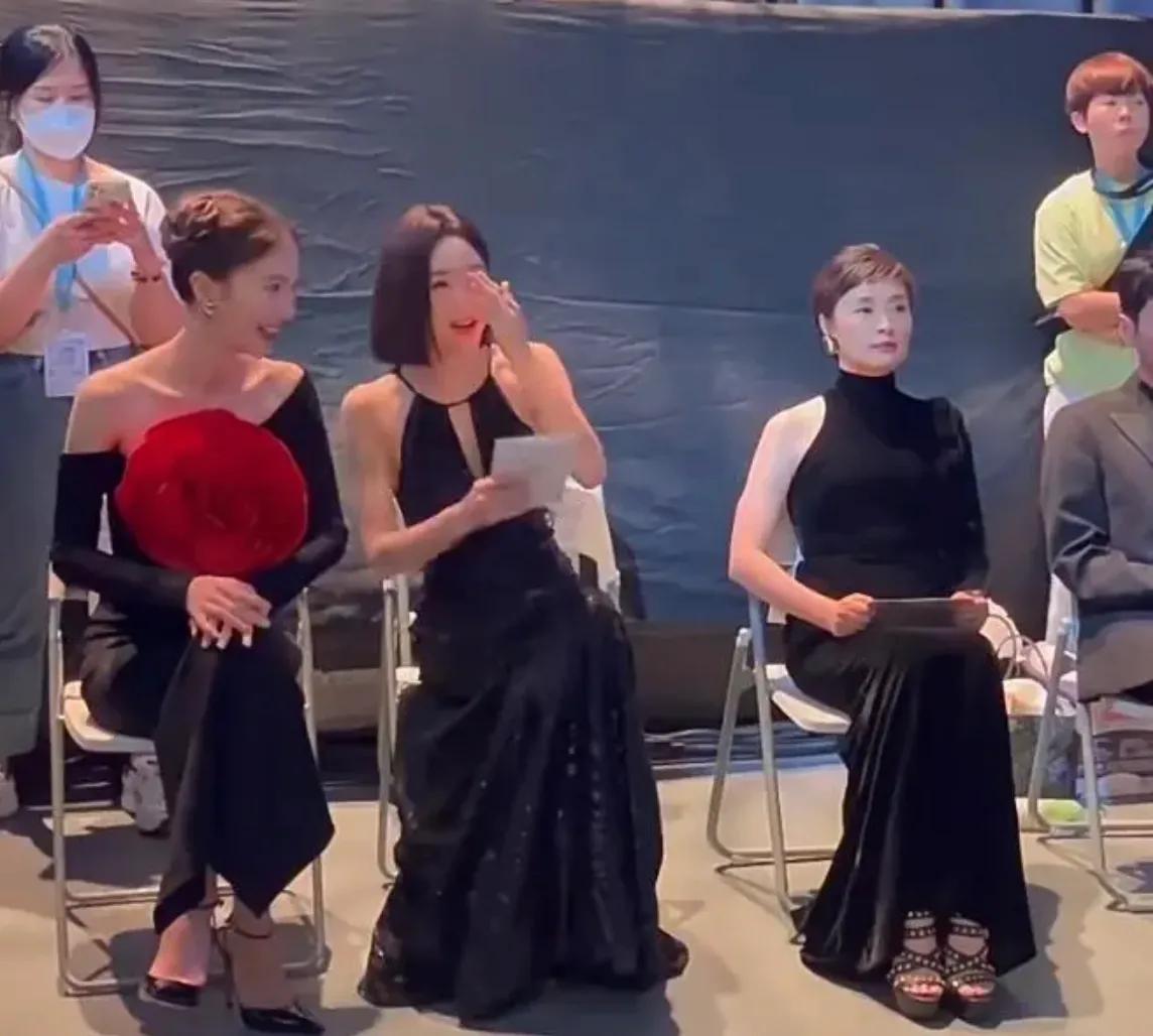 吴越这个候场的状态，真是太棒了怪不得能得白玉兰奖呢真不是盖的