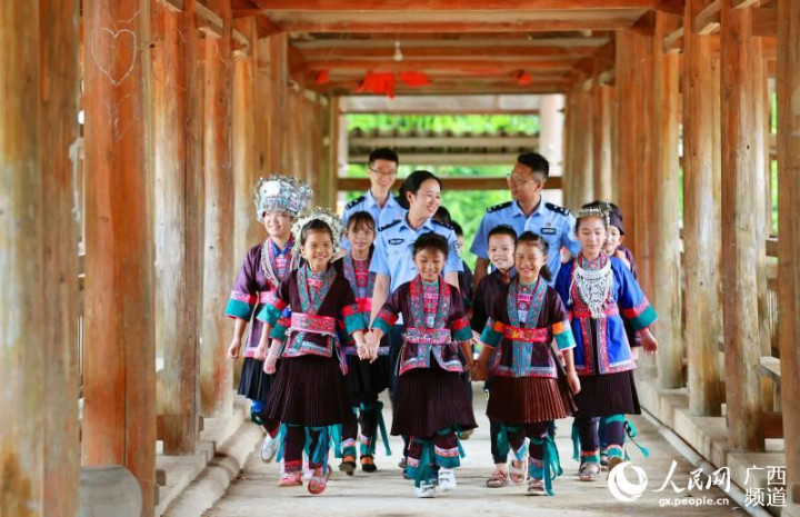 广西三江: 扶贫民警护航侗寨学童的回家路