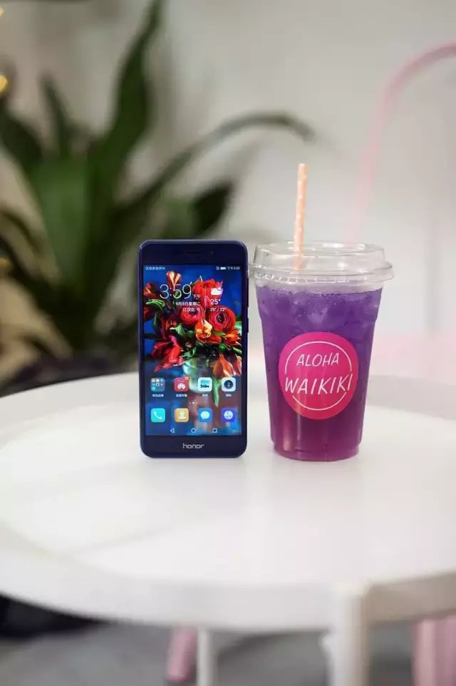 白花花大腿与荣耀V9 play合拍, 太庸俗了!