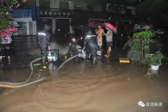 雨夜激战8小时! 双流这群人为了啥?