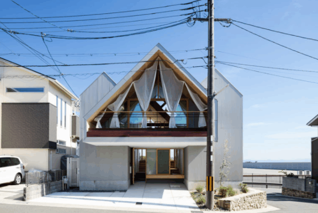极简主义木质风格, 一座俯瞰风景如画的日本的家庭住宅