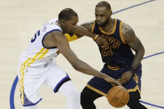 细说总决赛G2受争议的动作, 詹姆斯垫脚库里,