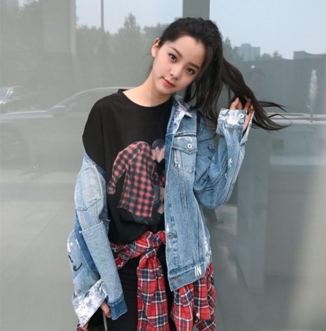 欧阳娜娜晒街拍照片, 她喜欢衣服这样子穿!