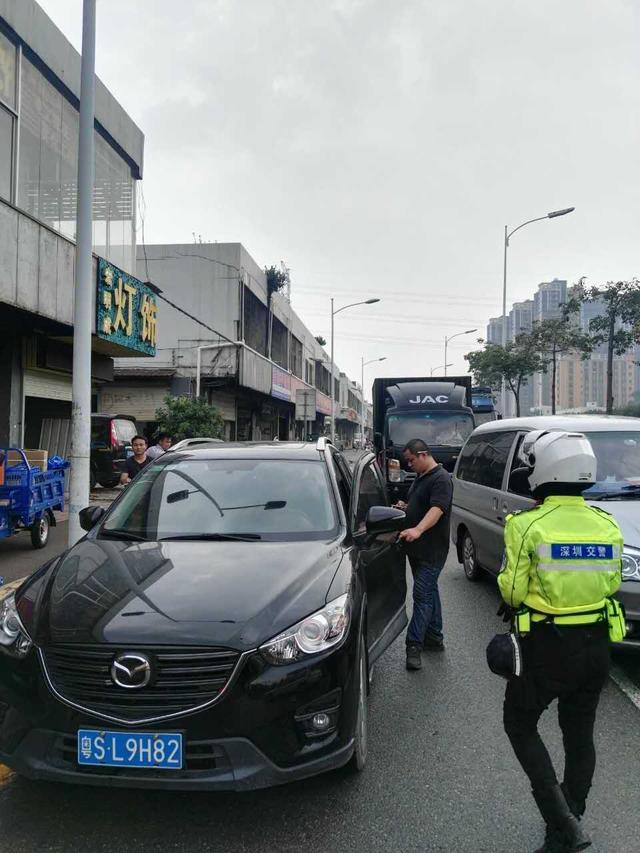 一辆东莞号牌小车在深圳违停导致交通拥堵, 司机被罚2000元!