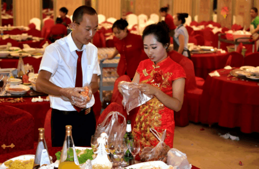 北京一对白领, 婚礼一结束, 马上帮着收拾碗筷