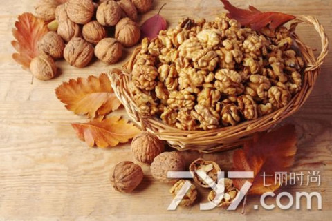 吃什么食物对头发好(吃什么食物对头发好能让头发变多窍门)