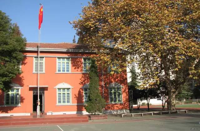 1,武汉市育才高级中学始建于1915年,是湖北省示范校湖北省课程改革