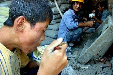 25岁北漂农民工: 月薪5000多元 老家地荒了 - 微信奴