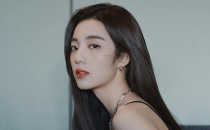 �����񳯡�����һλ��ɫŮ��, û�뵽���ִ�������ֵ���Ƿ���(����˭����)