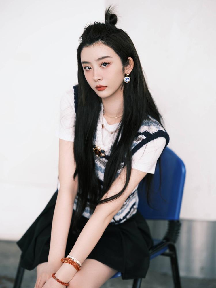 赵小棠穿短裙似女学生 少女感十足_zzd_学生时代
