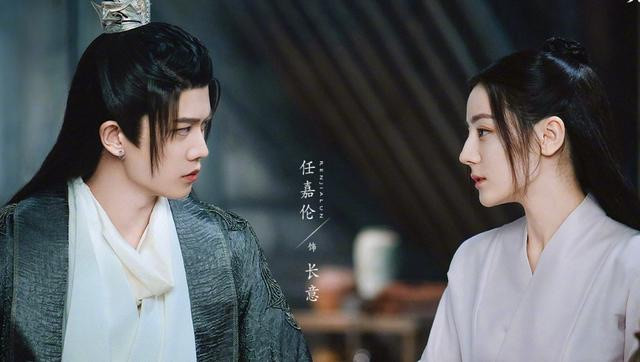 �μ��׾��е�Ů�����ǶԱ�!