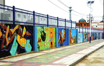 6月15日,在观赏了夏官营大学城附近墙体上的涂鸦后,居住在此的几位