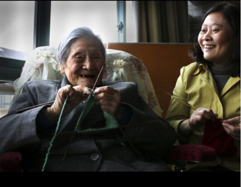 感動! 老人織99頂帽子 在99歲生日那天捐給需要的人