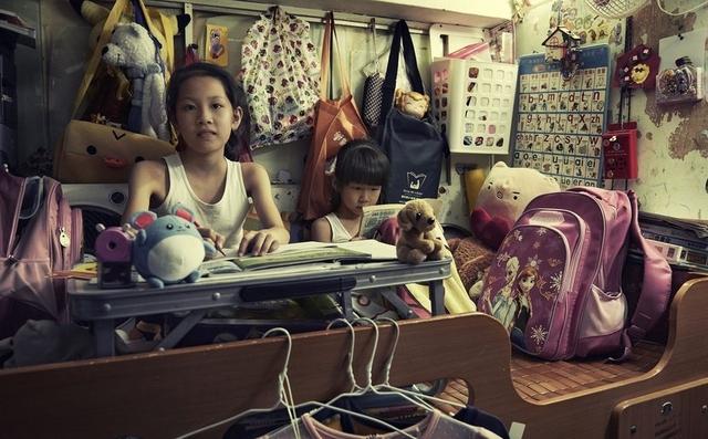 姐妹俩坐在上铺写作业.