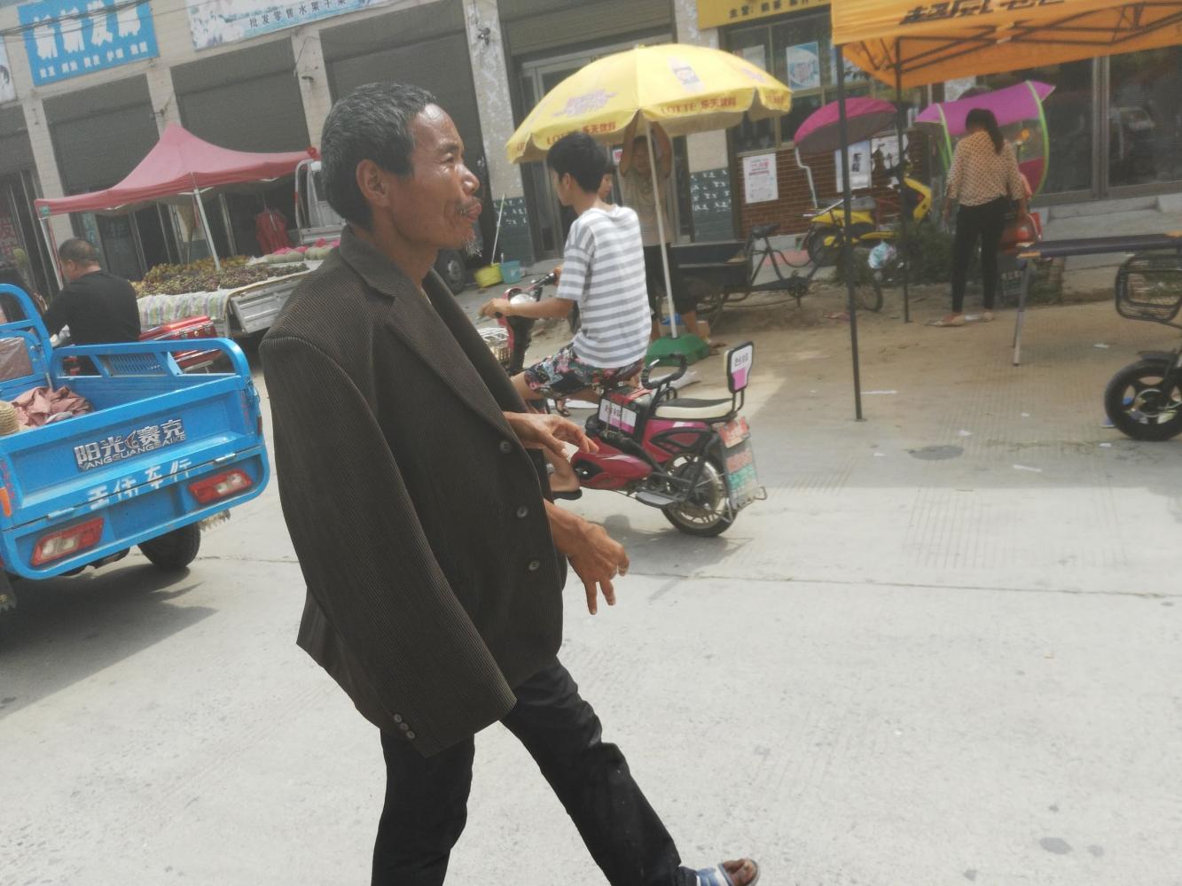 赶集时我遇见“他”, 当场就把我在集市上买的西瓜锤开, 一人一半