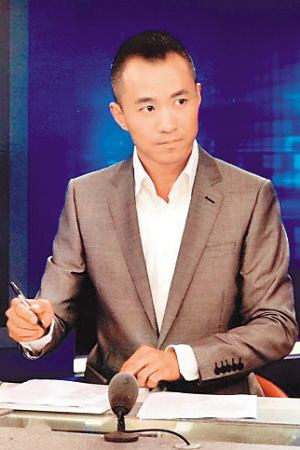 两个人一起被招到了东方卫视,这位叫李涵的新闻女主播也是邱启明的