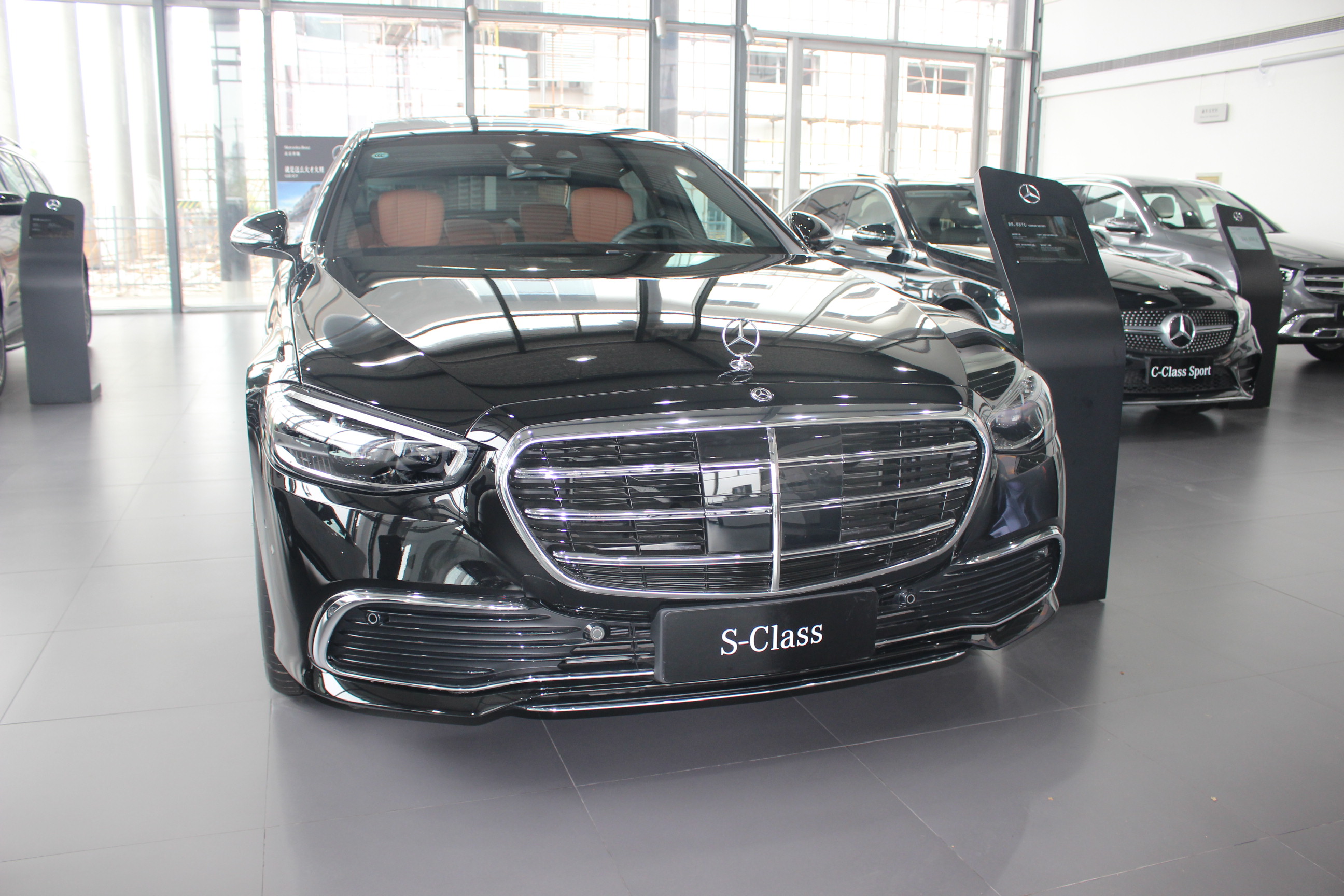 到店实拍奔驰s级, 黑色气场强大, 车头配置立标, 3.