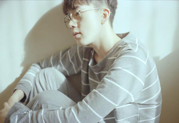 抖音上超火的小哥哥费启鸣! 和他一个学校的妹