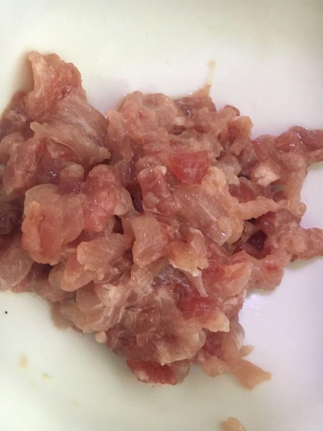 3,热锅凉油,放葱姜蒜段,干辣椒一个,随后肉末煸炒,嘎鱼平铺在肉末上