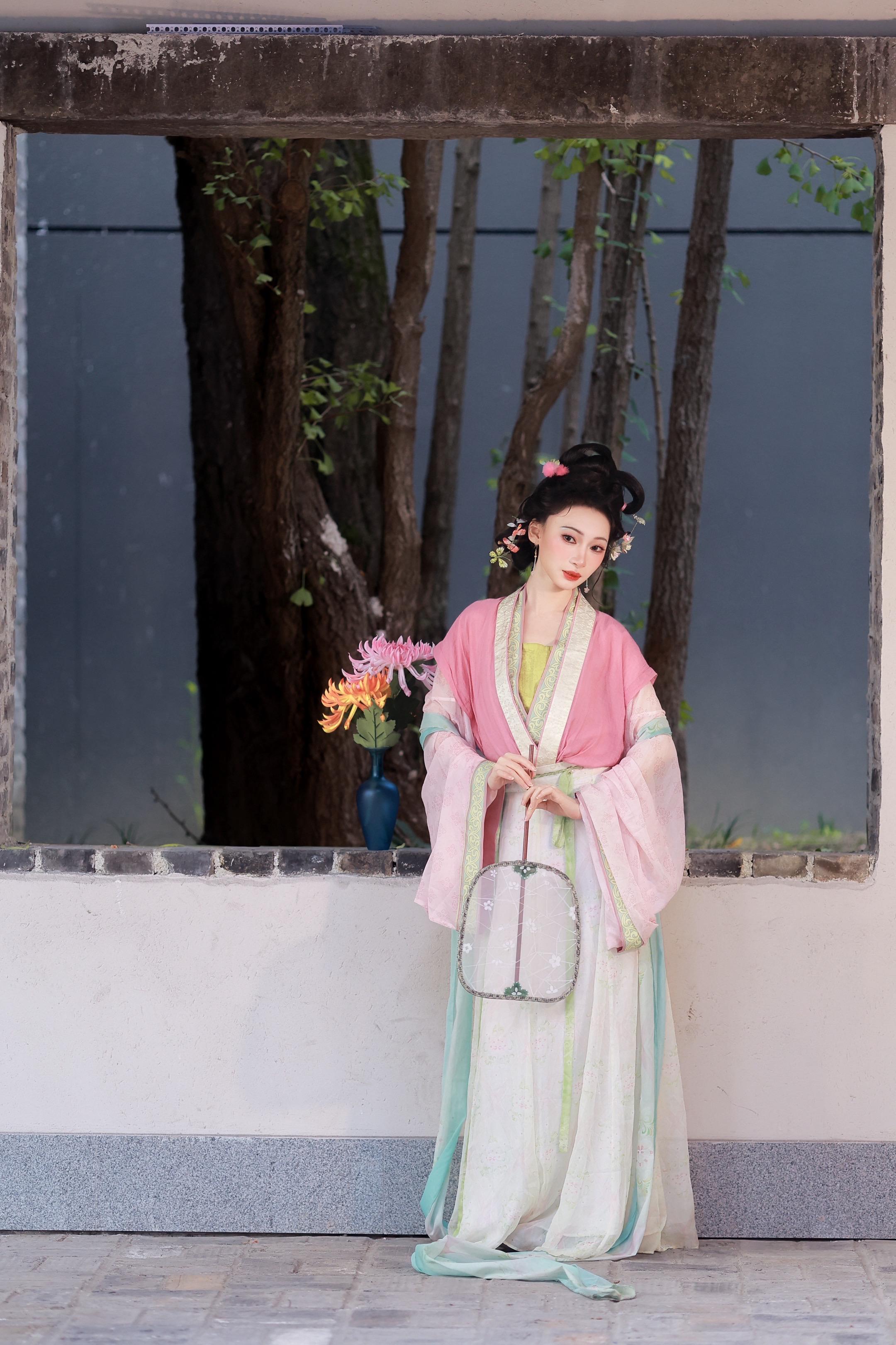 “忽见粉蝶潜入窗 回望罗床唤君郎”