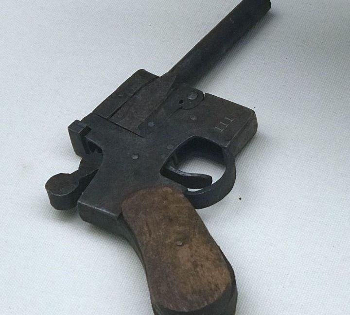 通讯员使用的手枪初步谈判,晓之以理,动之以情"我叫张振东,是薛司令员