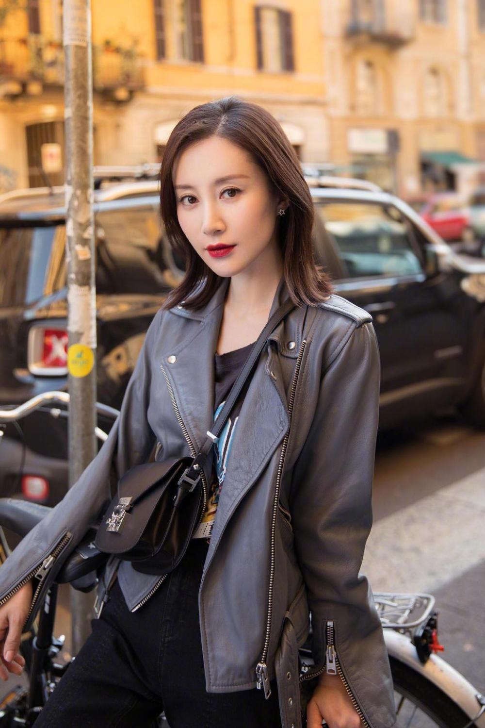 万年女配竟然衣品不输大幂幂? 今年秋冬穿搭照着她就错不了!