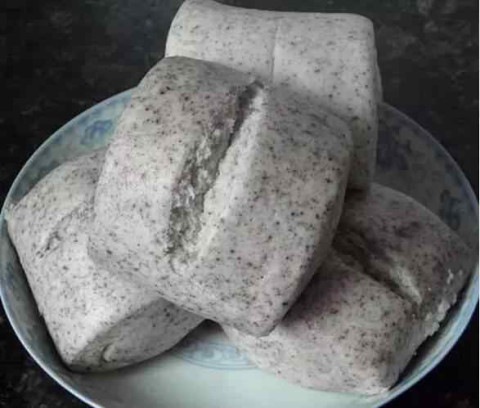 黑白面馒头,白面和黑面掺和在一起,味道有黑面和白面的香味,小时候吃