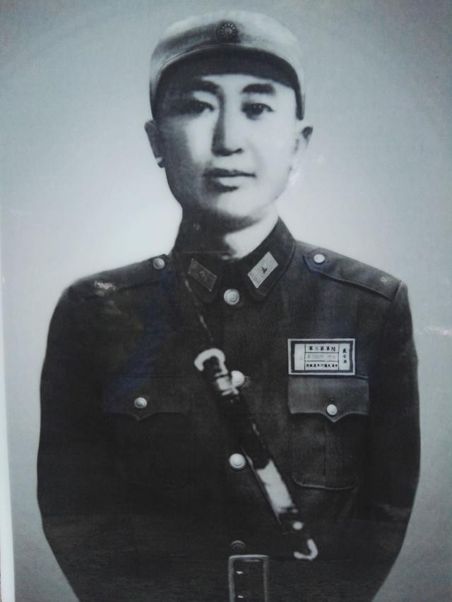 零负评的国军名将 毛主席亲写律诗吊唁 数万国人为之挥泪 资讯风