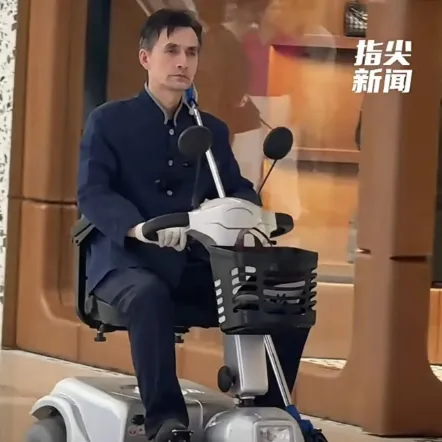 沈阳51岁保洁大叔撞脸胡歌！工装+高颜值引爆，网友：像卧底