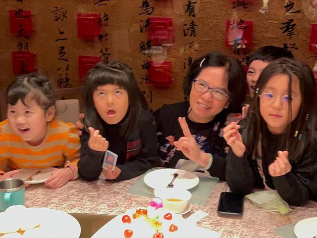 ־ȫΪĸ70! 椷, ϱ(̨ӰǼ־ͼƬ)