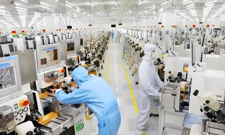 ASML净利暴涨133%！订单排到2030年，国产EUV光源亮相