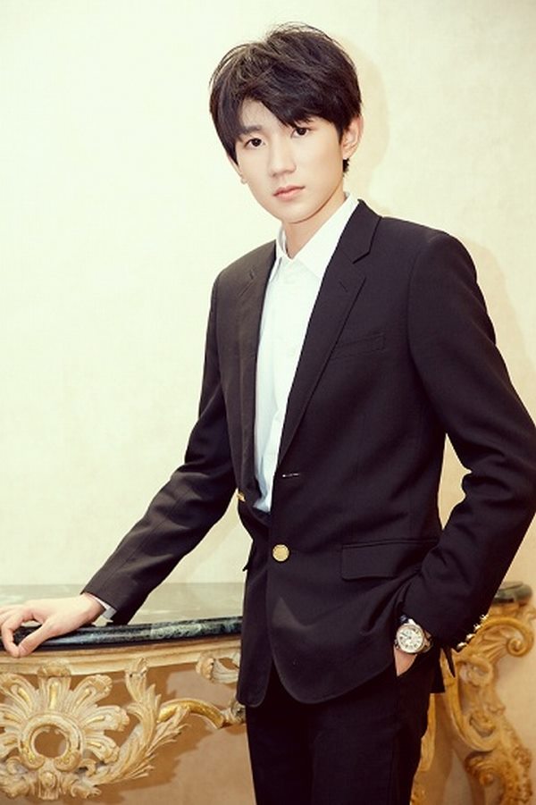 王源中分发型少年感十足且精神 四连拍可爱极了