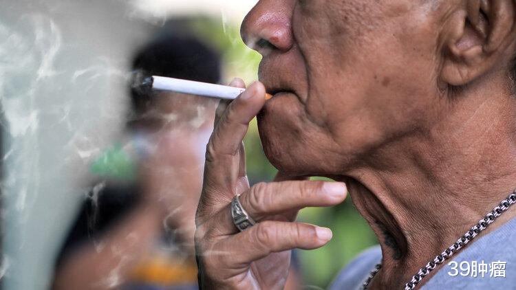 100个烟民中, 最后会有几个人得肺癌? 英国癌症研究给出解释