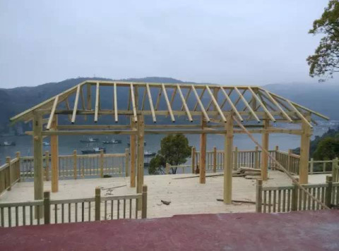 韭菜园旅游驿站为此,特投资40万元新建了一座木制观景平台.