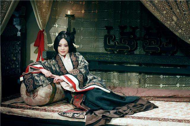 《我和我的传奇奶奶》里性格泼辣豪爽的狗娃山女当家"奶奶".