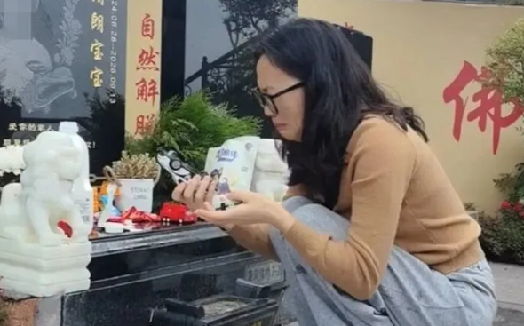 父亲遛狗12分钟，2岁儿子从18楼坠亡！母亲以"过失致人死亡"报案