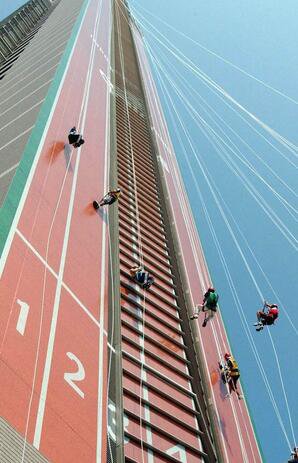 日本大阪百米爬楼比赛.