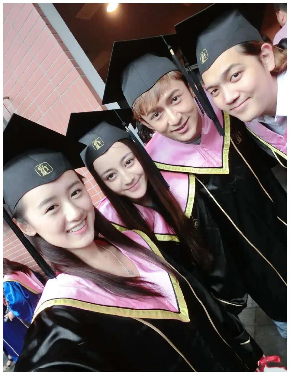 袁冰妍黑历史被扒光!倒贴张艺兴,拍戏用眼药水_zzd_学生时代