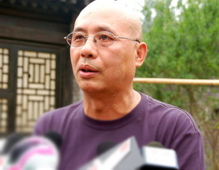 导演何群追悼会在京举行 李少红张艺谋等好友发文悼念