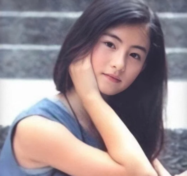 52岁王菲近照曝光,短发飘逸似少女,清瘦现身天后气场十足_zzd_学生
