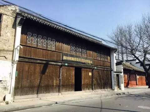 杜氏雕花楼 位于中山西路266号,包家桥西侧,东靠费骅宅 占地约650平方