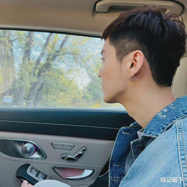 31岁鹿晗近照曝光像十七岁 头戴兔子帽 疯狂拉毛绒耳朵狂卖萌 全网搜