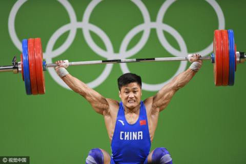 教练为吕小军披毛巾