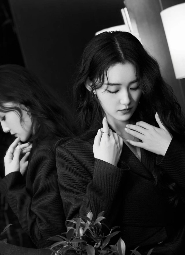 蒋依依拍摄酷girl写真, 展现青年演员气场氛围(女星蒋依依)