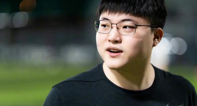 uzi不参加全明星遭质疑, 直接停播休息, wei解释: 谁愿意去加班啊